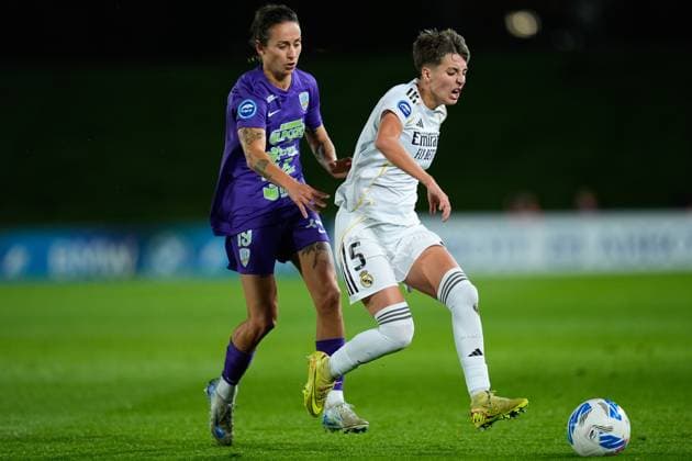 November 8, 2025, Valdebebas, Madrid, Spain: Paula Comendador of Real Madrid and Belen Martinez Sousa of Alhama CF ElPozo compete for the ball during the Spanish Women League, Liga F, football match played between Real Madrid and Alhama CF ElPozo at Alfredo Di Stefano stadium on November 08, 2025, in Valdebebas, Madrid, Spain. Valdebebas Spain - ZUMAa181 20251108_zaa_a181_294 Copyright: xDennisxAgyemanx