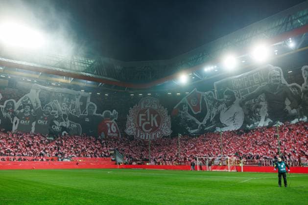 Choreographie im ganzen Stadion, 1. FC Kaiserslautern vs Hertha BSC Berlin, Fussball, 2. Bundesliga, 12.Spieltag, Saison 2025 2026, 08.11.2025 1. FC Kaiserslautern vs Hertha BSC Berlin, Fussball, 2. Bundesliga, 12.Spieltag, Saison 2025 2026, 08.11.2025