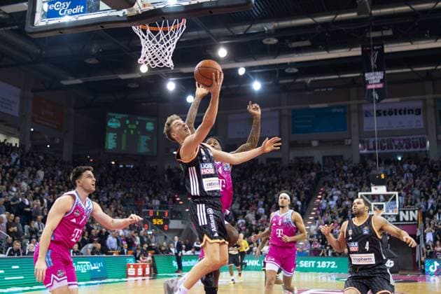 Tobias Jensen (Ratiopharm Ulm, 07) vs Jeff Garrett Jr. (Telekom Baskets Bonn, 04), Grayson Murphy (Telekom Baskets Bonn, 07) Telekom Baskets Bonn vs. Ratiopharm Ulm, Basketball, easy Credit BBL, 07. Spieltag, 2025 2026, 08.11.2025 Telekom Baskets Bonn vs. Ratiopharm Ulm, Basketball, easy Credit BBL, 07. Spieltag, 2025 2026, 08.11.2025 Bonn Copyright: xEibner-Pressefoto GerhardxWingenx EP_GWR