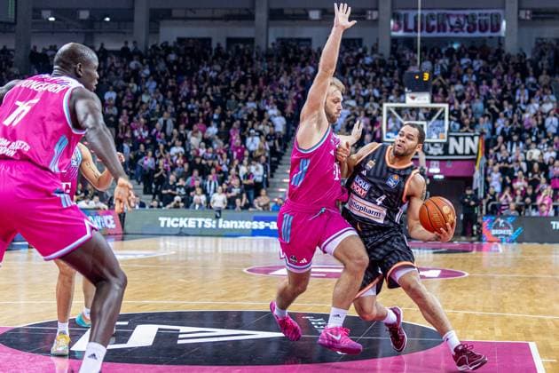 Christopher Ledlum (Ratiopharm Ulm, 04) vs Melvin Jostmann (Telekom Baskets Bonn, 12) Telekom Baskets Bonn vs. Ratiopharm Ulm, Basketball, easy Credit BBL, 07. Spieltag, 2025 2026, 08.11.2025 Telekom Baskets Bonn vs. Ratiopharm Ulm, Basketball, easy Credit BBL, 07. Spieltag, 2025 2026, 08.11.2025 Bonn Copyright: xEibner-Pressefoto GerhardxWingenx EP_GWR