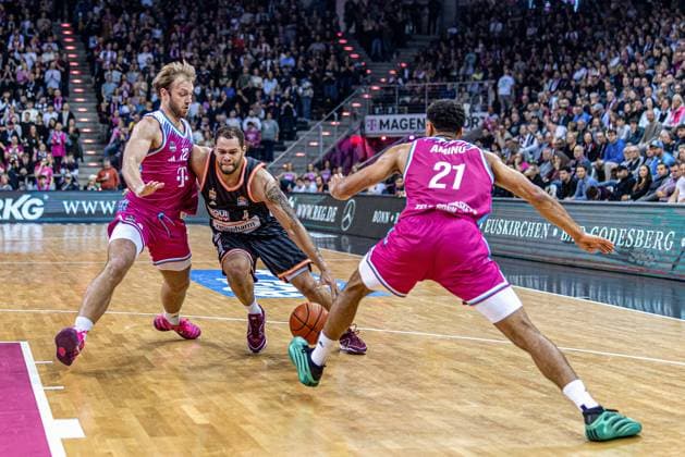 Christopher Ledlum (Ratiopharm Ulm, 04) will durch 2 Bonner Spieler, Melvin Jostmann (Telekom Baskets Bonn, 12), Joel Sadu Aminu (Telekom Baskets Bonn, 21) Telekom Baskets Bonn vs. Ratiopharm Ulm, Basketball, easy Credit BBL, 07. Spieltag, 2025 2026, 08.11.2025 Telekom Baskets Bonn vs. Ratiopharm Ulm, Basketball, easy Credit BBL, 07. Spieltag, 2025 2026, 08.11.2025 Bonn Copyright: xEibner-Pressefoto GerhardxWingenx EP_GWR