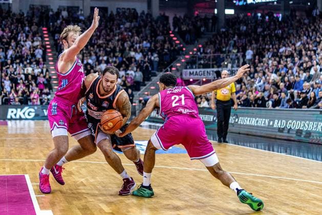 Christopher Ledlum (Ratiopharm Ulm, 04) will sich gegen 2 Bonner durchsetzen, Joel Sadu Aminu (Telekom Baskets Bonn, 21) Telekom Baskets Bonn vs. Ratiopharm Ulm, Basketball, easy Credit BBL, 07. Spieltag, 2025 2026, 08.11.2025 Telekom Baskets Bonn vs. Ratiopharm Ulm, Basketball, easy Credit BBL, 07. Spieltag, 2025 2026, 08.11.2025 Bonn Copyright: xEibner-Pressefoto GerhardxWingenx EP_GWR