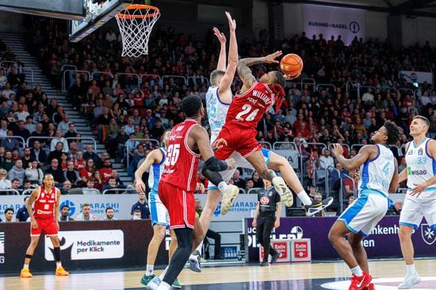 Jacob Knauf (Frankfurt Skyliners, 25), Cobe Williams (BMA365 Bamberg Baskets, 24), BMA365 Bamberg Baskets vs. Frankfurt Skyliners, Basketball, easyCredit BBL, 7. Spieltag, 08.11.2025 BMA365 Bamberg Baskets vs. Frankfurt Skyliners, Basketball, easyCredit BBL, 7. Spieltag, 08.11.2025 Bamberg Copyright: xEibner-Pressefoto G.xSantemizx EP_EER
