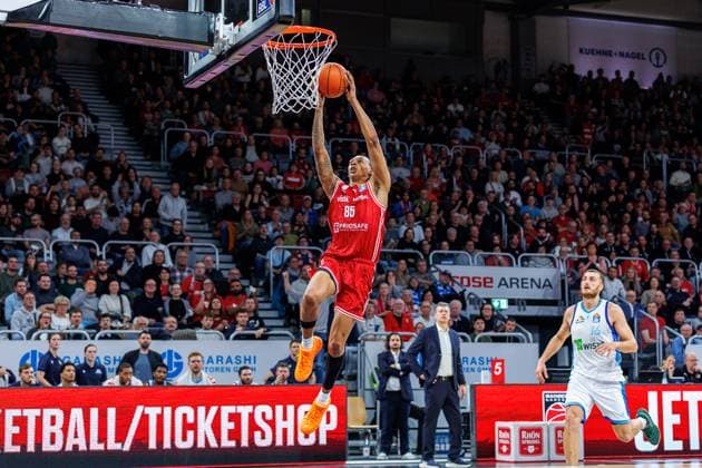 Austin Crowley (BMA365 Bamberg Baskets, 85), Einzelbild, Einzelfoto, Portrait, Portraet, Dunking, BMA365 Bamberg Baskets vs. Frankfurt Skyliners, Basketball, easyCredit BBL, 7. Spieltag, 08.11.2025 BMA365 Bamberg Baskets vs. Frankfurt Skyliners, Basketball, easyCredit BBL, 7. Spieltag, 08.11.2025 Bamberg Copyright: xEibner-Pressefoto G.xSantemizx EP_EER