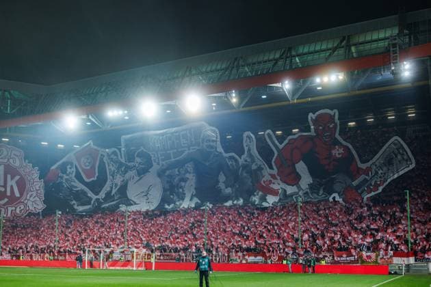 Choreographie im ganzen Stadion, 1. FC Kaiserslautern vs Hertha BSC Berlin, Fussball, 2. Bundesliga, 12.Spieltag, Saison 2025 2026, 08.11.2025 1. FC Kaiserslautern vs Hertha BSC Berlin, Fussball, 2. Bundesliga, 12.Spieltag, Saison 2025 2026, 08.11.2025