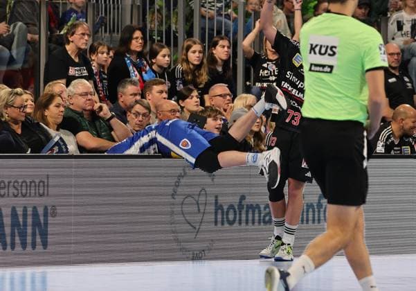 08.11.2025 - Handball - 1. Bundesliga DAIKIN HBL - Saison 2025 2026 - 11. Spieltag: HC Erlangen Metropolregion Nürnberg HCE - ThSV Eisenach - DaMa - xdaxmax - Tillman Leu (99, ThSV Eisenach ) fliegt über Werbebande