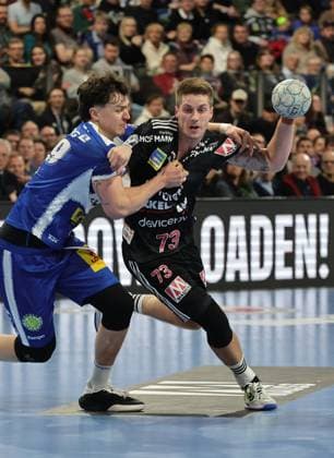 08.11.2025 - Handball - 1. Bundesliga DAIKIN HBL - Saison 2025 2026 - 11. Spieltag: HC Erlangen Metropolregion Nürnberg HCE - ThSV Eisenach - DaMa - xdaxmax - Tillman Leu (99, ThSV Eisenach ) Viggo Kristjansson (73, HC Erlangen HCE )