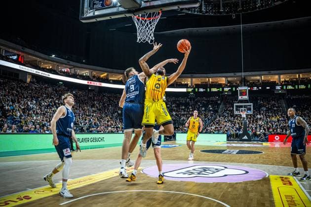 Basketball Berlin 08.11.2025 Saison 2025 2026 EasyCredit BBL 1. Bundesliga Männer, Herren Alba Berlin - SYNTAINICS MBC Weißenfels J wan Roberts (Alba Berlin, No.13) Kresimir Nikic (MBC, No.09)