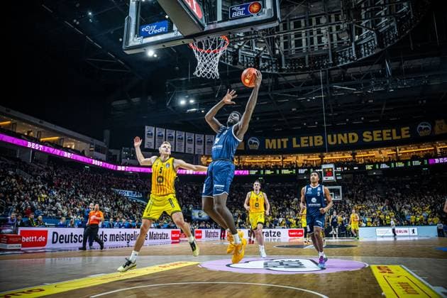 Basketball Berlin 08.11.2025 Saison 2025 2026 EasyCredit BBL 1. Bundesliga Männer, Herren Alba Berlin - SYNTAINICS MBC Weißenfels Khyri Thomas (MBC, No.03) Sam Griesel (Alba Berlin, No.05)