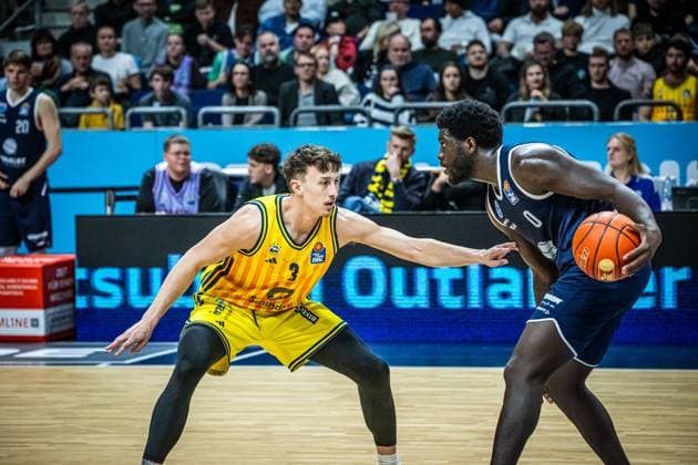 Basketball Berlin 08.11.2025 Saison 2025 2026 EasyCredit BBL 1. Bundesliga Männer, Herren Alba Berlin - SYNTAINICS MBC Weißenfels Alex O Connell (Alba Berlin, No.03) Khyri Thomas (MBC, No.03)
