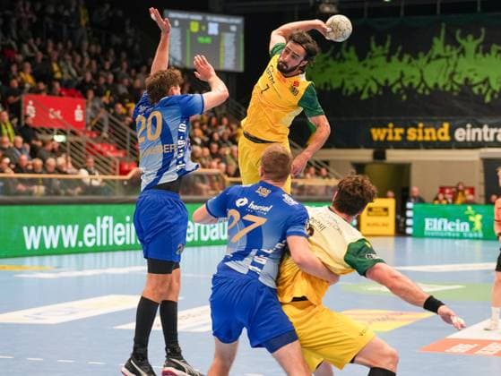Pouya Norouzi (VfL Eintracht Hagen, 07) beim Sprungwurf gegen Finn Wullenweber (TV Grosswallstadt, 20) VfL Eintracht Hagen vs. TV Grosswallstadt, Handball, 2. Bundesliga, 10. Spieltag, Saison 2025 2026, 08.11.2025 VfL Eintracht Hagen vs. TV Grosswallstadt, Handball, 2. Bundesliga, 10. Spieltag, Saison 2025 2026, 08.11.2025 Hagen Copyright: xEibner-Pressefoto DamianxKruczynx EP_DKI