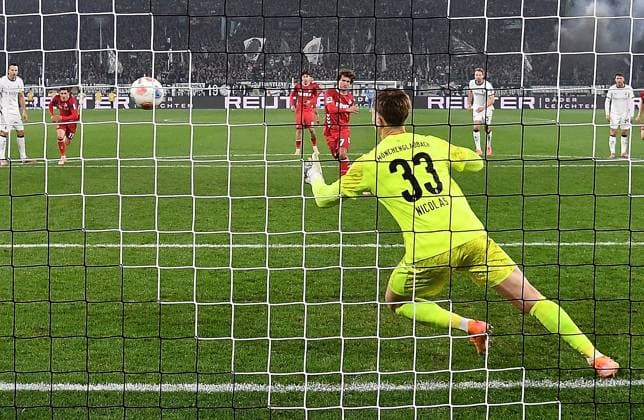 08.11.2025, xhbx, Fussball 1.Bundesliga, Borussia Moenchengladbach - 1.FC Köln v.l. Goal scored, Tor zum 3:1 durch Luca Waldschmidt (1. FC Koeln), Moritz Nicolas (Borussia Mönchengladbach) kann den Elfmeter nicht halten (DFL DFB REGULATIONS PROHIBIT ANY USE OF PHOTOGRAPHS as IMAGE SEQUENCES and or QUASI-VIDEO) Moenchengladbach