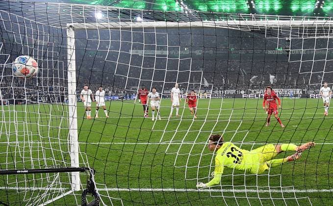 08.11.2025, xhbx, Fussball 1.Bundesliga, Borussia Moenchengladbach - 1.FC Köln v.l. Goal scored, Tor zum 3:1 durch Luca Waldschmidt (1. FC Koeln), Moritz Nicolas (Borussia Mönchengladbach) kann den Elfmeter nicht halten (DFL DFB REGULATIONS PROHIBIT ANY USE OF PHOTOGRAPHS as IMAGE SEQUENCES and or QUASI-VIDEO) Moenchengladbach