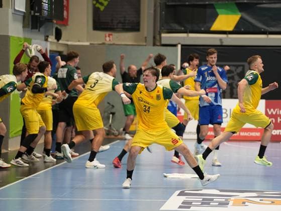 Linus Kutz (VfL Eintracht Hagen, 34) und das Team freut sich ueber den Sieg VfL Eintracht Hagen vs. TV Grosswallstadt, Handball, 2. Bundesliga, 10. Spieltag, Saison 2025 2026, 08.11.2025 VfL Eintracht Hagen vs. TV Grosswallstadt, Handball, 2. Bundesliga, 10. Spieltag, Saison 2025 2026, 08.11.2025 Hagen Copyright: xEibner-Pressefoto DamianxKruczynx EP_DKI
