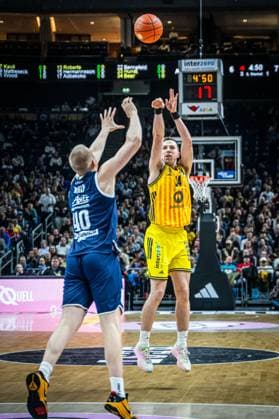 Basketball Berlin 08.11.2025 Saison 2025 2026 EasyCredit BBL 1. Bundesliga Männer, Herren Alba Berlin - SYNTAINICS MBC Weißenfels Justin Bean (Alba Berlin, No.34) Collin Welp (MBC, No.40)