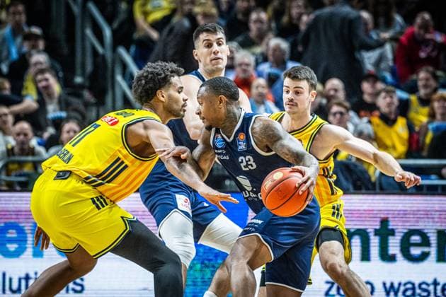 Basketball Berlin 08.11.2025 Saison 2025 2026 EasyCredit BBL 1. Bundesliga Männer, Herren Alba Berlin - SYNTAINICS MBC Weißenfels Charles Callison (MBC, No.23) Norris Agbakoko (Alba Berlin, No.17)