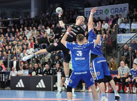 08.11.2025 - Handball - 1. Bundesliga DAIKIN HBL - Saison 2025 2026 - 11. Spieltag: HC Erlangen Metropolregion Nürnberg HCE - ThSV Eisenach - DaMa - xdaxmax - Marek Nissen (6, HC Erlangen HCE ) gg Oskar Joelsson (3, ThSV Eisenach ) Tillman Leu (99, ThSV Eisenach )