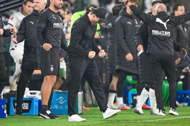 Schlussjubel Schlußjubel Emotion Freude Eugen Polanski (Moenchengladbach) 08.11.2025 Fussball Borussia Moenchengladbach vs 1. FC Koeln, Borussia-Park, Moenchengladbach, DFB DFL REGULATIONS PROHIBIT ANY USE OF PHOTOGRAPHS AS IMAGE SEQUENCES AND OR QUASI-VIDEO