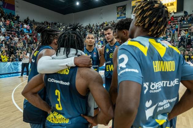 Die Oldenburger sind enttäuscht enttaeuscht, unzufrieden, negative emotionen, Teamkreis, GER, MHP RIESEN Ludwigsburg vs. EWE Baskets Oldenburg, easycredit BBL, Basketball, Bundesliga, 7. Spieltag, Spielzeit 2025 2026, 08.11.2025, GER, MHP RIESEN Ludwigsburg vs. EWE Baskets Oldenburg, easycredit BBL, Basketball, Bundesliga, 7. Spieltag, Spielzeit 2025 2026, 08.11.2025 Ludwigsburg Copyright: xEibner-Pressefoto SaschaxWaltherx EP_EER
