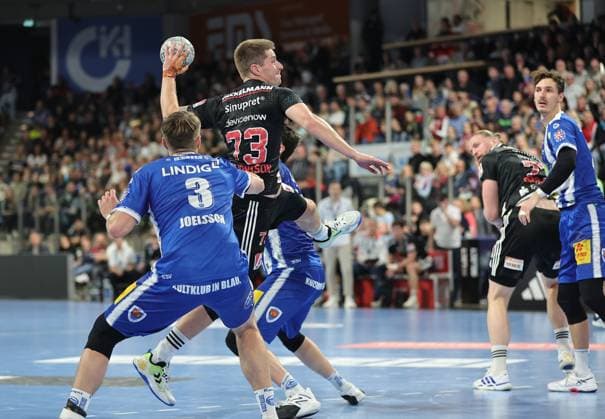 08.11.2025 - Handball - 1. Bundesliga DAIKIN HBL - Saison 2025 2026 - 11. Spieltag: HC Erlangen Metropolregion Nürnberg HCE - ThSV Eisenach - DaMa - xdaxmax - Oskar Joelsson (3, ThSV Eisenach ) Viggo Kristjansson (73, HC Erlangen HCE )