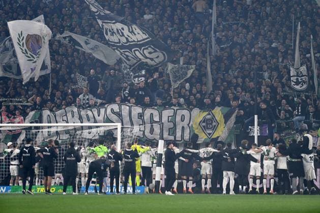 Spieler und Fans Moenchengladbach Jubel, jubeln nach Spielende waehrend des Spiels der Bundesliga zwischen Borussia Mönchengladbach und dem 1. FC Köln, Borussia-Park am 08. November 2025 in Mönchengladbach, Deutschland. (Foto von Ralf Treese DeFodi Images) +++ Spieler und Fans Moenchengladbach celebrating after the game during the Bundesliga match between Borussia Mönchengladbach and 1. FC Köln at Borussia-Park on November 8, 2025 in Mönchengladbach, Germany. (Photo by Ralf Treese DeFodi Images) DFL regulations prohibit any use of photographs as image sequences and or quasi-video. (Photo by Ralf Treese DeFodi Images) Players and fans Moenchengladbach celebrating, cheering after the end of the game during the Bundesliga match between Borussia Mönchengladbach and 1 FC Köln, Borussia Park on November 08, 2025 in Mönchengladbach, Germany Photo by Ralf Treese DeFodi Images Players and fans Moenchengladbach celebrating after the game during the Bundesliga match between Borussia Mönchengladbach and 1 FC Köln at Borussia Park on November 8, 2025 in Mönchengladbach, Germany Photo by Ralf Treese DeFodi Images DFL regulations prohibit any use of photographs as image sequences and or quasi video Photo by Ralf Treese DeFodi Images