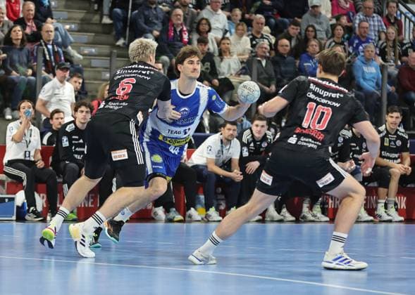 08.11.2025 - Handball - 1. Bundesliga DAIKIN HBL - Saison 2025 2026 - 11. Spieltag: HC Erlangen Metropolregion Nürnberg HCE - ThSV Eisenach - DaMa - xdaxmax - Marek Nissen (6, HC Erlangen HCE ) Stephan Seitz (44, ThSV Eisenach ) Florian Scheerer (10, HC Erlangen HCE )