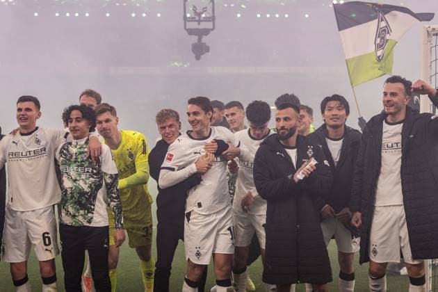 08.11.2025, Fussball: 1. Bundesliga, Saison 2025 2026, 10. Spieltag, Borussia Moenchengladbach - 1. FC Koeln im Borussia-Park in Moenchengladbach. Die Borussen feriern den Sieg vor der Nordkurve. Wichtiger Hinweis: Gemaess den Vorgaben der DFL Deutsche Fussball Liga bzw. des DFB Deutscher Fussball-Bund ist es untersagt, in dem Stadion und oder vom Spiel angefertigte Fotoaufnahmen in Form von Sequenzbildern und oder videoaehnlichen Fotostrecken zu verwerten bzw. verwerten zu lassen. Foto: Kirchner-Media Thomas Haesler Copyright: xKirchner-Media ThomasxHaeslerx