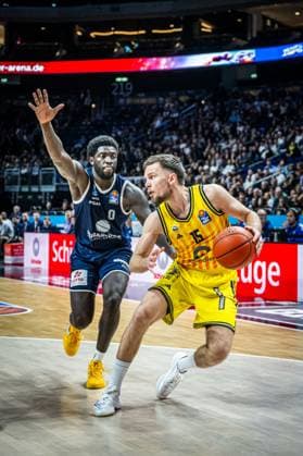 Basketball Berlin 08.11.2025 Saison 2025 2026 EasyCredit BBL 1. Bundesliga Männer, Herren Alba Berlin - SYNTAINICS MBC Weißenfels Martin Hermannsson (Alba Berlin, No.15) Khyri Thomas (MBC, No.03)