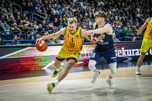 Basketball Berlin 08.11.2025 Saison 2025 2026 EasyCredit BBL 1. Bundesliga Männer, Herren Alba Berlin - SYNTAINICS MBC Weißenfels Sam Griesel (Alba Berlin, No.05) Perttu Blomgren (MBC, No.20)