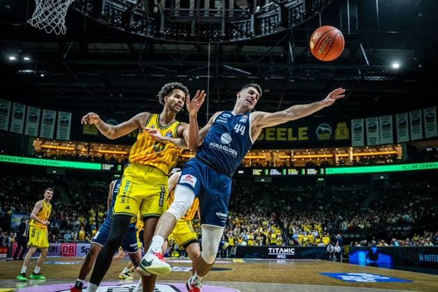 Basketball Berlin 08.11.2025 Saison 2025 2026 EasyCredit BBL 1. Bundesliga Männer, Herren Alba Berlin - SYNTAINICS MBC Weißenfels Jure Planinic (MBC, No.44) Norris Agbakoko (Alba Berlin, No.17)