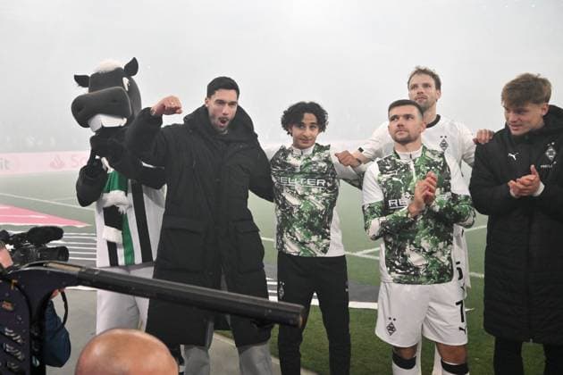 Gladbachs Spieler feiern den Derbysieg, links Tim Kleindienst (Borussia Moenchengladbach) 08.11.2025, Fussball 1. Bundesliga, Saison 2025 2026, 10. Spieltag, Borussia Mönchengladbach - 1. FC Köln DFL regulations prohibit any use of photographs as image sequences and or quasi-video Moenchengladbach Borussia Park Nordrhein Westfalen Deutschland