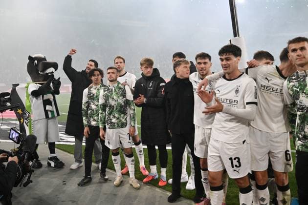 Gladbachs Spieler feiern den Derbysieg, links Tim Kleindienst (Borussia Moenchengladbach) 08.11.2025, Fussball 1. Bundesliga, Saison 2025 2026, 10. Spieltag, Borussia Mönchengladbach - 1. FC Köln DFL regulations prohibit any use of photographs as image sequences and or quasi-video Moenchengladbach Borussia Park Nordrhein Westfalen Deutschland