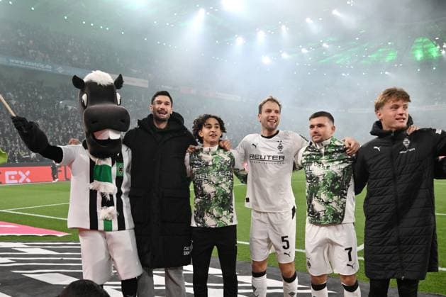 Gladbachs Spieler feiern den Derbysieg, links Tim Kleindienst (Borussia Moenchengladbach) 08.11.2025, Fussball 1. Bundesliga, Saison 2025 2026, 10. Spieltag, Borussia Mönchengladbach - 1. FC Köln DFL regulations prohibit any use of photographs as image sequences and or quasi-video Moenchengladbach Borussia Park Nordrhein Westfalen Deutschland