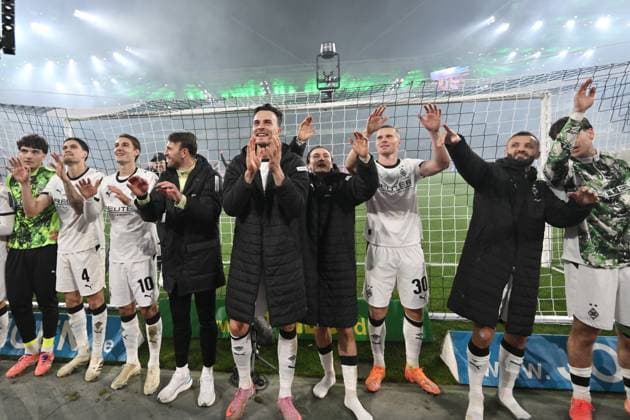 Gladbachs Spieler feiern den Derbysieg, mitte Haris Tabakovic (Borussia Moenchengladbach) 08.11.2025, Fussball 1. Bundesliga, Saison 2025 2026, 10. Spieltag, Borussia Mönchengladbach - 1. FC Köln DFL regulations prohibit any use of photographs as image sequences and or quasi-video Moenchengladbach Borussia Park Nordrhein Westfalen Deutschland