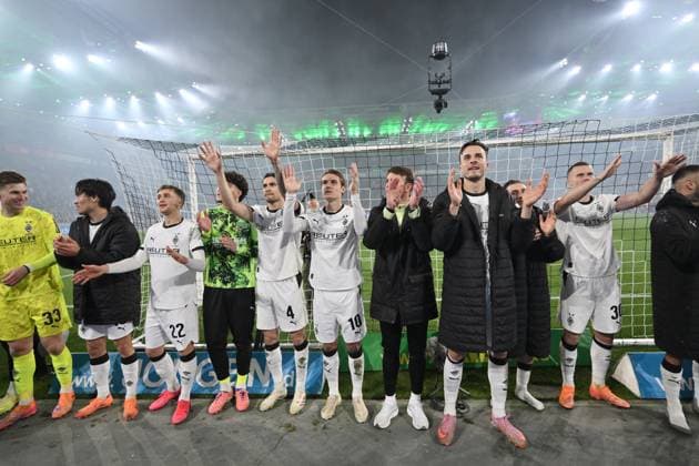 Gladbachs Spieler feiern den Derbysieg, vorne rechts Haris Tabakovic (Borussia Moenchengladbach) 08.11.2025, Fussball 1. Bundesliga, Saison 2025 2026, 10. Spieltag, Borussia Mönchengladbach - 1. FC Köln DFL regulations prohibit any use of photographs as image sequences and or quasi-video Moenchengladbach Borussia Park Nordrhein Westfalen Deutschland