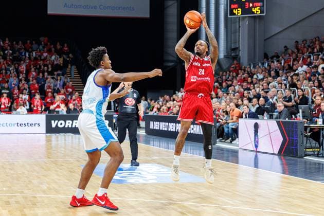 Nahiem Alleyne (Frankfurt Skyliners, 04), Cobe Williams (BMA365 Bamberg Baskets, 24), BMA365 Bamberg Baskets vs. Frankfurt Skyliners, Basketball, easyCredit BBL, 7. Spieltag, 08.11.2025 BMA365 Bamberg Baskets vs. Frankfurt Skyliners, Basketball, easyCredit BBL, 7. Spieltag, 08.11.2025 Bamberg Copyright: xEibner-Pressefoto G.xSantemizx EP_EER