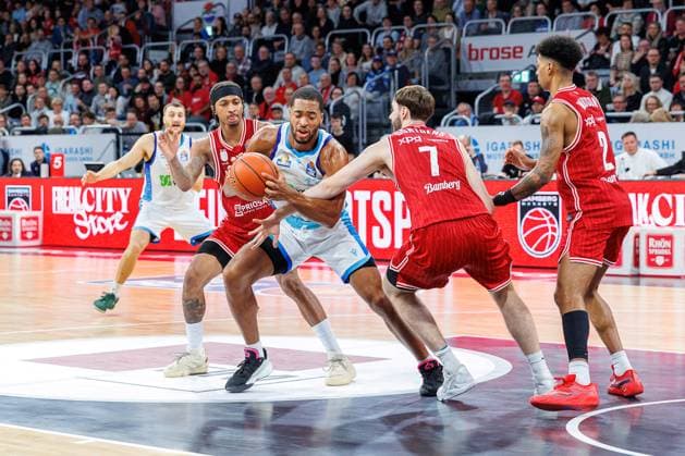 Demarcus Demonia (BMA365 Bamberg Baskets, 08), Jaedon Le Dee (Frankfurt Skyliners, 13), Finn Doentgens (BMA365 Bamberg Baskets, 07), Ibi Watson (BMA365 Bamberg Baskets, 02), BMA365 Bamberg Baskets vs. Frankfurt Skyliners, Basketball, easyCredit BBL, 7. Spieltag, 08.11.2025 BMA365 Bamberg Baskets vs. Frankfurt Skyliners, Basketball, easyCredit BBL, 7. Spieltag, 08.11.2025 Bamberg Copyright: xEibner-Pressefoto G.xSantemizx EP_EER