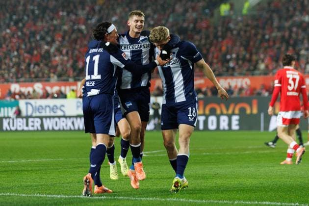 Luca Schuler (Hertha BSC Berlin) bejubelt den Treffer zum 0:1 mit Fabian Reese (Hertha BSC Berlin) und Michael Cuisance (Hertha BSC Berlin), 1. FC Kaiserslautern vs Hertha BSC Berlin, Fussball, 2. Bundesliga, 12.Spieltag, Saison 2025 2026, 08.11.2025 1. FC Kaiserslautern vs Hertha BSC Berlin, Fussball, 2. Bundesliga, 12.Spieltag, Saison 2025 2026, 08.11.2025