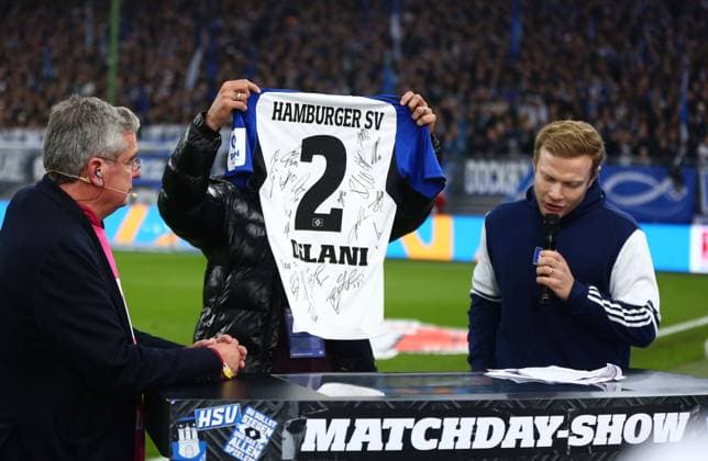 08.11.2025, xcex, GER, Hamburg, Volksparkstadion, Fussball, 1. Bundesliga, Saison 2025 2026, Spieltag 10, HSV, BVB, Wir gegen Krebs, yeswecancer, yeswecan, Krebs-Selbsthilfeorganisation, Hamburger SV - Borussia Dortmund, Dennis Diekmeier (ehemaliger HSV Profi, Tochter Delani ist an Krebs erkrankt) haelt Trikot hoch DFL regulations prohibit any use of photographs as image sequences and or quasi-video