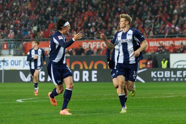 Luca Schuler (Hertha BSC Berlin) bejubelt den Treffer zum 0:1 mit Fabian Reese (Hertha BSC Berlin), 1. FC Kaiserslautern vs Hertha BSC Berlin, Fussball, 2. Bundesliga, 12.Spieltag, Saison 2025 2026, 08.11.2025 1. FC Kaiserslautern vs Hertha BSC Berlin, Fussball, 2. Bundesliga, 12.Spieltag, Saison 2025 2026, 08.11.2025