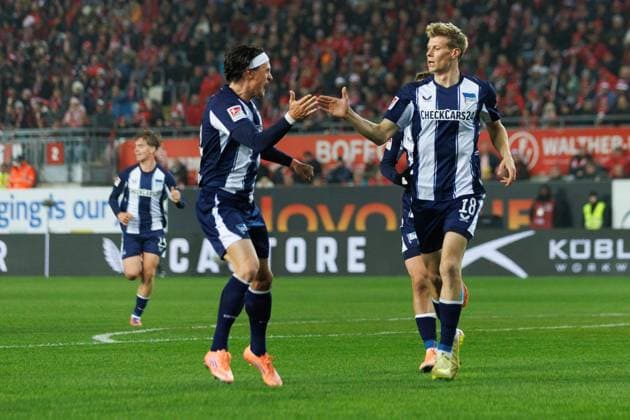 Luca Schuler (Hertha BSC Berlin) bejubelt den Treffer zum 0:1 mit Fabian Reese (Hertha BSC Berlin), 1. FC Kaiserslautern vs Hertha BSC Berlin, Fussball, 2. Bundesliga, 12.Spieltag, Saison 2025 2026, 08.11.2025 1. FC Kaiserslautern vs Hertha BSC Berlin, Fussball, 2. Bundesliga, 12.Spieltag, Saison 2025 2026, 08.11.2025