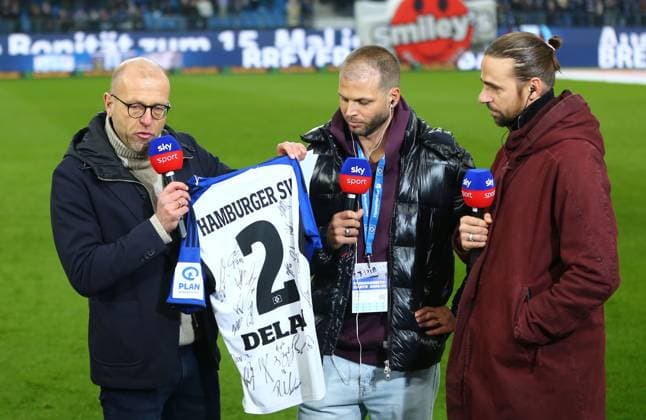 08.11.2025, xcex, GER, Hamburg, Volksparkstadion, Fussball, 1. Bundesliga, Saison 2025 2026, Spieltag 10, HSV, BVB, Wir gegen Krebs, yeswecancer, yeswecan, Krebs-Selbsthilfeorganisation, Hamburger SV - Borussia Dortmund, Dennis Diekmeier (ehemaliger HSV Profi, Tochter Delani ist an Krebs erkrankt) und Martin Harnik DFL regulations prohibit any use of photographs as image sequences and or quasi-video
