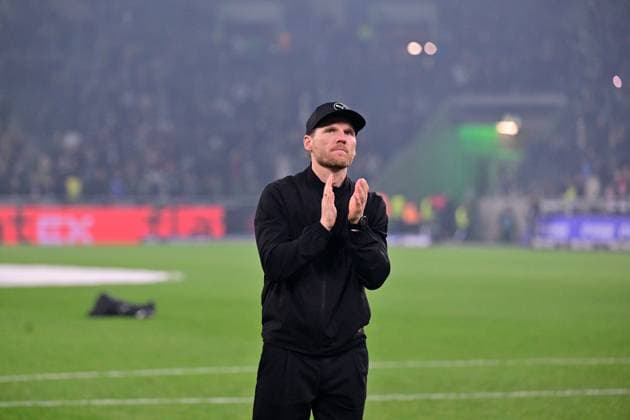 08.11.2025; Moenchengladbach; Fussball, Herren, Saison 2025 2026, Borussia Moenchengladbach vs. 1. FC Koeln Eugen Polanski (Interimstrainer Gladbach) nach Spielende in der Fankurve DFL regulations prohibit any use of photographs as image sequences and or quasi-video. Borussia-Park NRW Deutschland