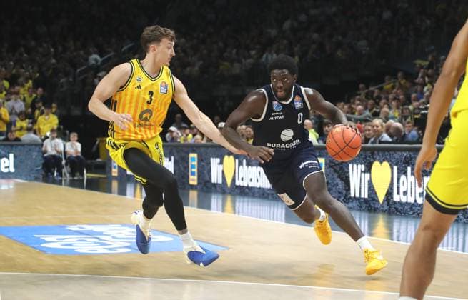 Alex O Connell, Khyri Thomas Zweikampf Spielszene Aktion Basketball BBL Bundesliga Herren 7. Spieltag Saison 2025 2026 08.11.2025 ALBA Berlin vs Syntainics MBC