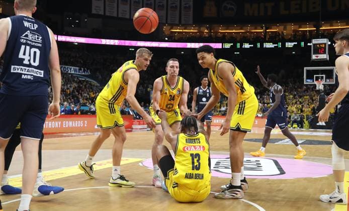 Sam Griesel, Justin Bean, Jack Kayil helfen J Wan Roberts beim Aufstehen Basketball BBL Bundesliga Herren 7. Spieltag Saison 2025 2026 08.11.2025 ALBA Berlin vs Syntainics MBC