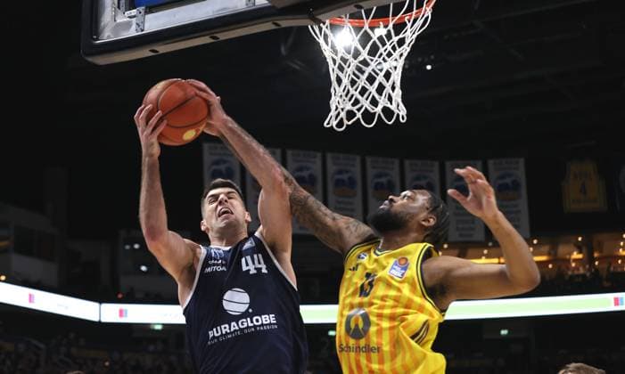 Jure Planinic am Ball, J Wan Roberts Zweikampf Spielszene Aktion Basketball BBL Bundesliga Herren 7. Spieltag Saison 2025 2026 08.11.2025 ALBA Berlin vs Syntainics MBC