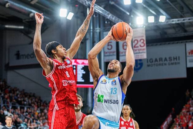 Demarcus Demonia (BMA365 Bamberg Baskets, 08), Jaedon Le Dee (Frankfurt Skyliners, 13), BMA365 Bamberg Baskets vs. Frankfurt Skyliners, Basketball, easyCredit BBL, 7. Spieltag, 08.11.2025 BMA365 Bamberg Baskets vs. Frankfurt Skyliners, Basketball, easyCredit BBL, 7. Spieltag, 08.11.2025 Bamberg Copyright: xEibner-Pressefoto G.xSantemizx EP_EER