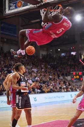 Dunking: Tylan Birts Telekom Baskets Bonn vs. ratiopharm Ulm 7. Speiltag - Saison 2025 26