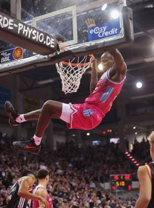 Dunking: Tylan Birts Telekom Baskets Bonn vs. ratiopharm Ulm 7. Speiltag - Saison 2025 26
