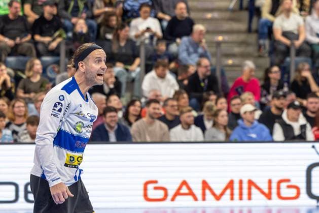 Silvio Heinevetter (ThSV Eisenach, 12) beschwert sich bei seinen Mannschaftskollegen. HC Erlangen vs. ThSV Eisenach, Handball, 1. Handball Bundesliga, Saison 2025 2026, 11. Spieltag, 08.11.2025 HC Erlangen vs. ThSV Eisenach, Handball, 1. Handball Bundesliga, Saison 2025 2026, 11. Spieltag, 08.11.2025 Nuernberg Copyright: xEibner-Pressefoto ArdanxFuessmanx EP_AFN